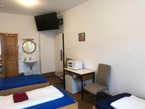 Hotel Pension Schmellergarten : photo 8 de la chambre chambre quadruple avec douche et toilettes communes