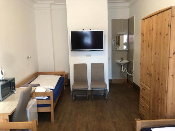 Hotel Pension Schmellergarten : photo 10 de la chambre chambre triple avec toilettes et salle d'eau communes