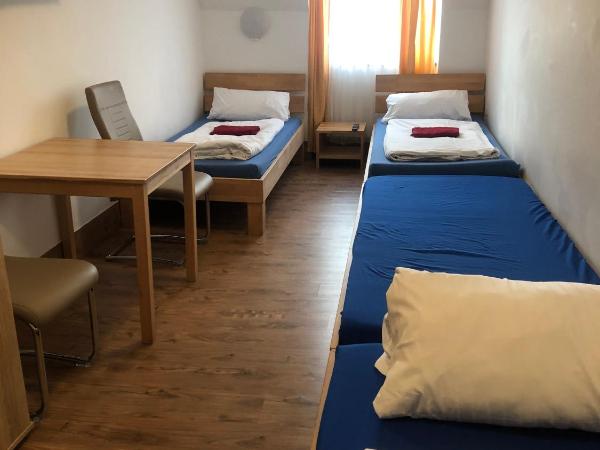 Hotel Pension Schmellergarten : photo 7 de la chambre chambre quadruple