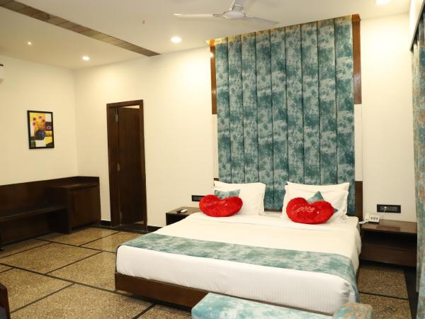 Suvin Residency with Rooftop Swimming Pool : photo 5 de la chambre suite