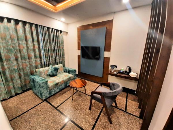 Suvin Residency with Rooftop Swimming Pool : photo 6 de la chambre suite