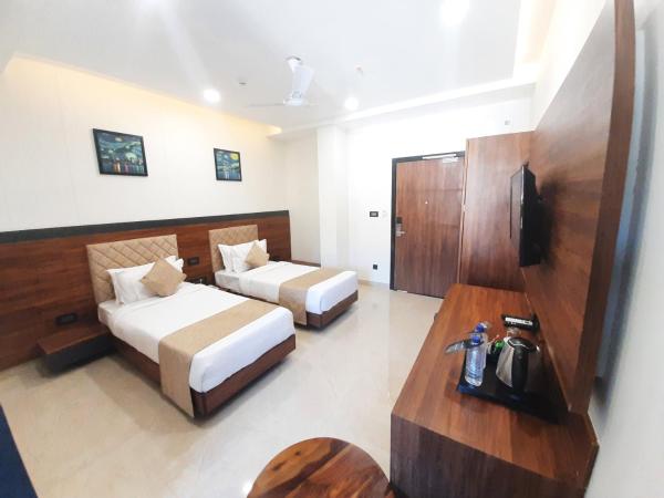 Suvin Residency with Rooftop Swimming Pool : photo 7 de la chambre chambre deluxe