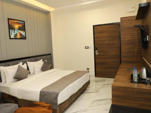 Suvin Residency with Rooftop Swimming Pool : photo 9 de la chambre chambre deluxe