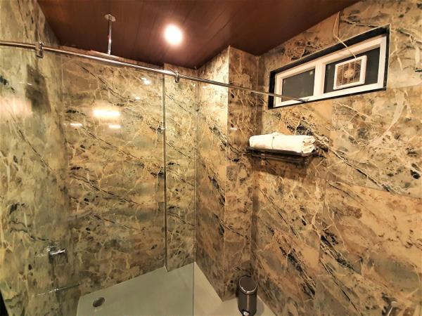 Suvin Residency with Rooftop Swimming Pool : photo 3 de la chambre chambre familiale