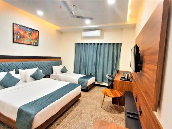 Suvin Residency with Rooftop Swimming Pool : photo 2 de la chambre chambre familiale