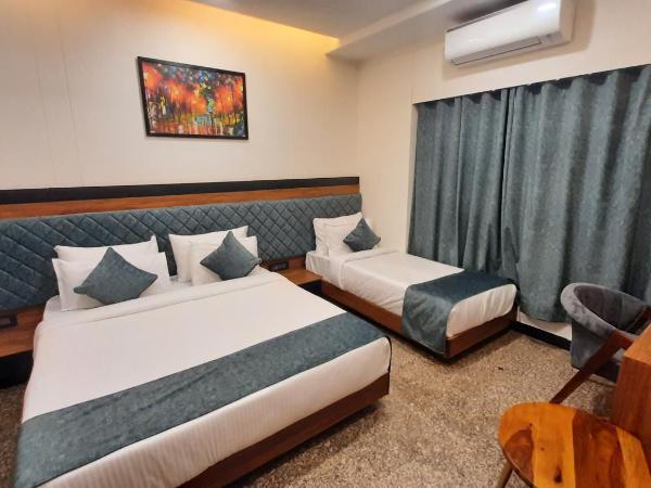 Suvin Residency with Rooftop Swimming Pool : photo 4 de la chambre chambre familiale