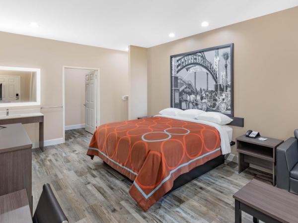 Super 8 by Wyndham Houston NW Beltway 8-West Rd : photo 1 de la chambre chambre lit king-size pour personnes à mobilité réduite/malentendantes - non-fumeurs