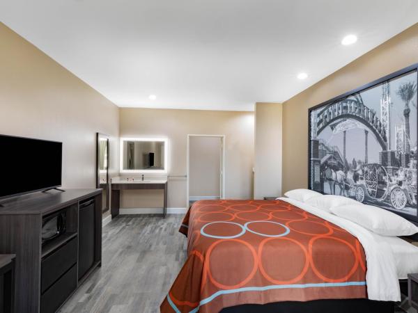 Super 8 by Wyndham Houston NW Beltway 8-West Rd : photo 2 de la chambre chambre lit king-size pour personnes à mobilité réduite/malentendantes - non-fumeurs