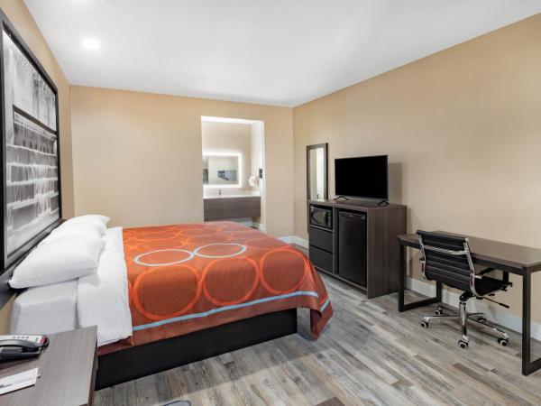 Super 8 by Wyndham Houston NW Beltway 8-West Rd : photo 4 de la chambre chambre lit king-size - non-fumeurs