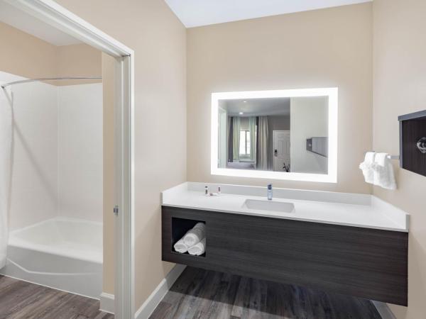 Super 8 by Wyndham Houston NW Beltway 8-West Rd : photo 6 de la chambre chambre lit king-size - non-fumeurs