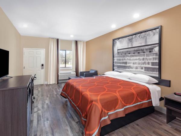 Super 8 by Wyndham Houston NW Beltway 8-West Rd : photo 2 de la chambre chambre lit king-size - non-fumeurs