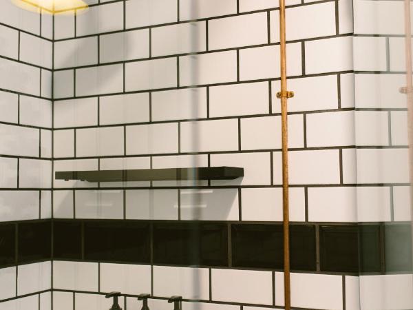 The Convent Hotel : photo 6 de la chambre chambre lit queen-size avec balcon