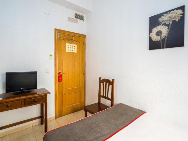 Pensión Ayuntamiento : photo 7 de la chambre chambre triple avec salle de bains commune