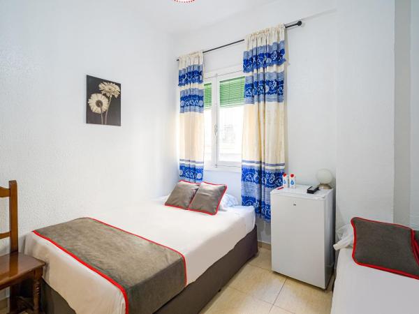 Pensión Ayuntamiento : photo 1 de la chambre chambre double ou lits jumeaux avec salle de bains commune