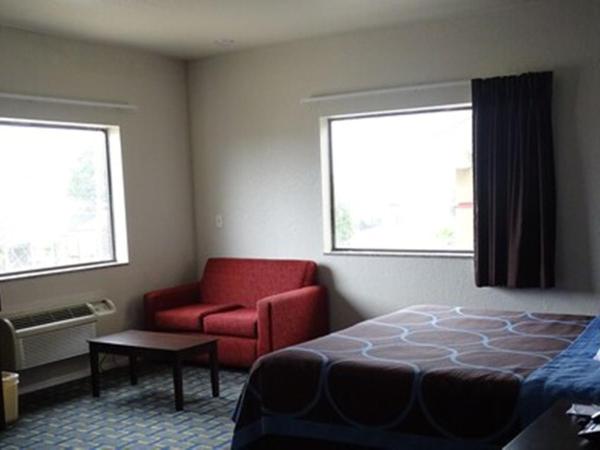 Super 8 by Wyndham Houston/Brookhollow NW : photo 1 de la chambre chambre lit king-size - fumeurs