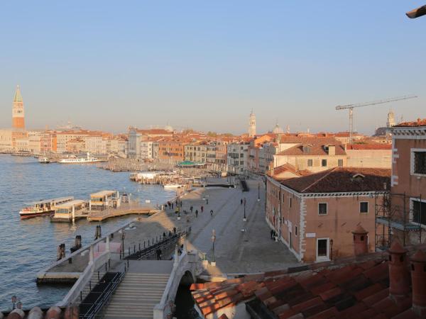 Hotel Bucintoro : photo 1 de la chambre suite avec terrasse et vue sur la lagune