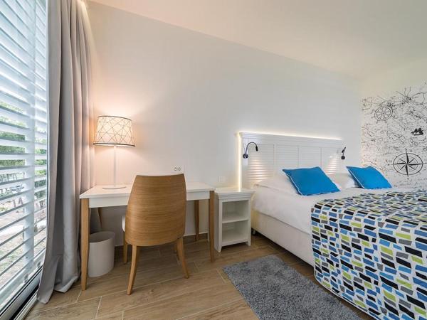 Amadria Park Beach Hotel Jure : photo 4 de la chambre chambre double ou lits jumeaux avec balcon - vue sur cour