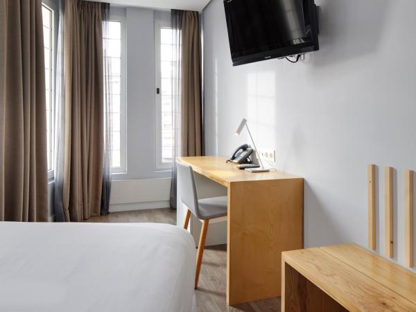 Hotel Avenida : photo 3 de la chambre chambre double avec lit d'appoint