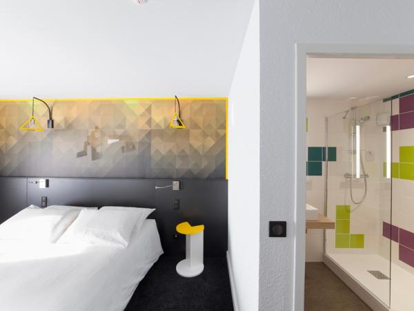 ibis Styles Poitiers Nord : photo 1 de la chambre chambre familiale standard avec lit double et canapé-lit