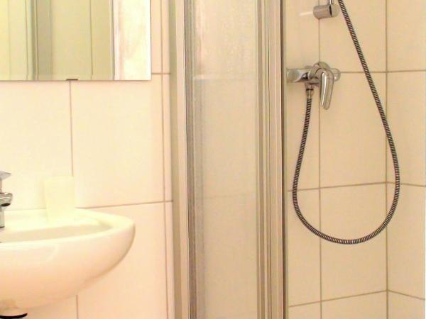 Haus Sperbermühle : photo 2 de la chambre chambre double avec salle de bains commune