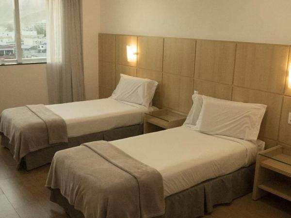 Atlantico Sul Hotel : photo 1 de la chambre chambre lits jumeaux - vue sur ville