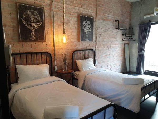 The LOCAL Ari : photo 2 de la chambre chambre lits jumeaux avec balcon