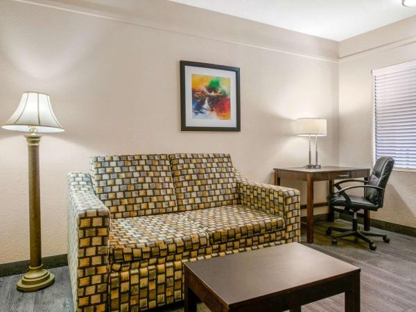 Quality Inn & Suites Jacksonville-Baymeadows : photo 2 de la chambre suite lit king-size