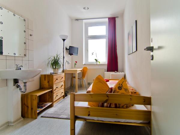 Pension Piano Forte Leipzig Mitte : photo 3 de la chambre chambre double ou lits jumeaux avec lit d'appoint
