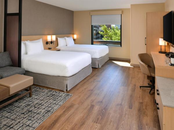 Hyatt Place Chicago Wicker Park : photo 2 de la chambre chambre 2 lits queen-size avec douche accessible en fauteuil roulant - accessible aux personnes à mobilité réduite