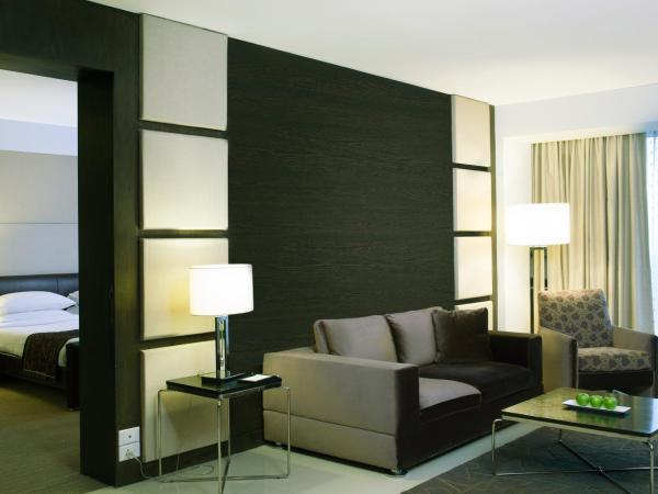 Radisson Blu Hotel Pune Kharadi : photo 8 de la chambre junior suite with complimentary 2 imfl drinks , 2 pieces of laundry per stay and 20% discount on spa.