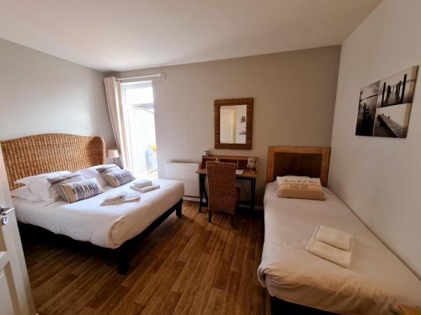 Logis Hôtel La Chaize : photo 1 de la chambre chambre triple confort avec terrasse