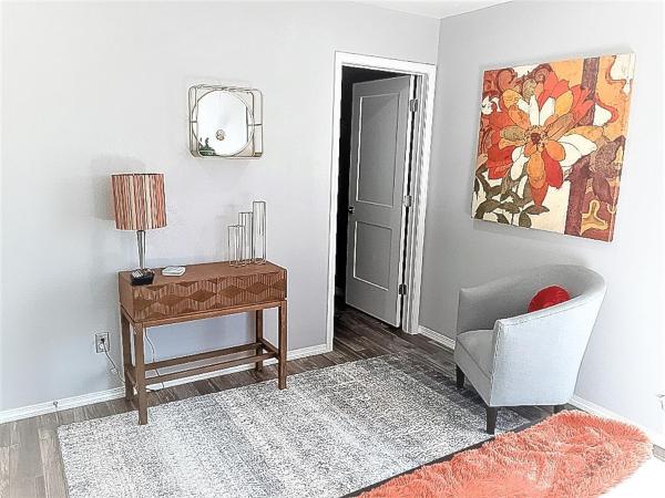 Private Bedroom Suite Communal House near Integris : photo 10 de la chambre chambre simple avec salle de bains privative