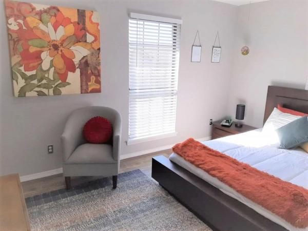 Private Bedroom Suite Communal House near Integris : photo 7 de la chambre chambre simple avec salle de bains privative