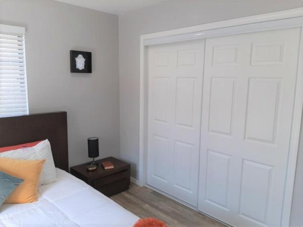 Private Bedroom Suite Communal House near Integris : photo 9 de la chambre chambre simple avec salle de bains privative