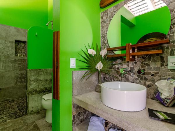 Suites La Hacienda : photo 6 de la chambre chambre lit king-size - vue sur mer