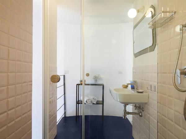 Marina Piccola 73 : photo 4 de la chambre chambre double/lits jumeaux en duplex - vue sur mer