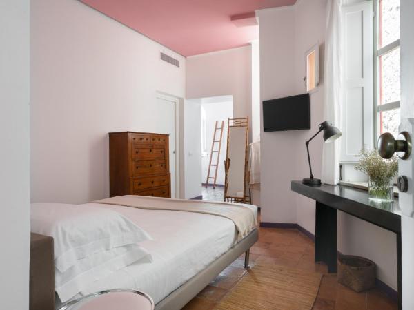 Marina Piccola 73 : photo 2 de la chambre chambre double supérieure - vue partielle sur mer