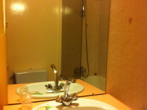 Les Pastels : photo 2 de la chambre chambre lits jumeaux avec salle de bains privative