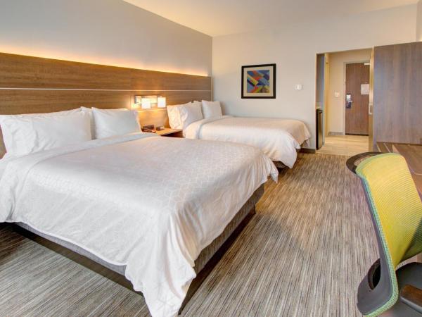 Holiday Inn Express & Suites Charlotte Southwest, an IHG Hotel : photo 2 de la chambre chambre avec 2 lits queen-size - vue sur lac