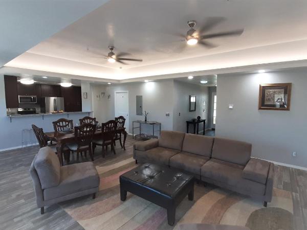 Private Bedroom Suite Communal House near Integris : photo 1 de la chambre chambre simple avec salle de bains privative