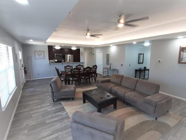 Private Bedroom Suite Communal House near Integris : photo 3 de la chambre chambre simple avec salle de bains privative