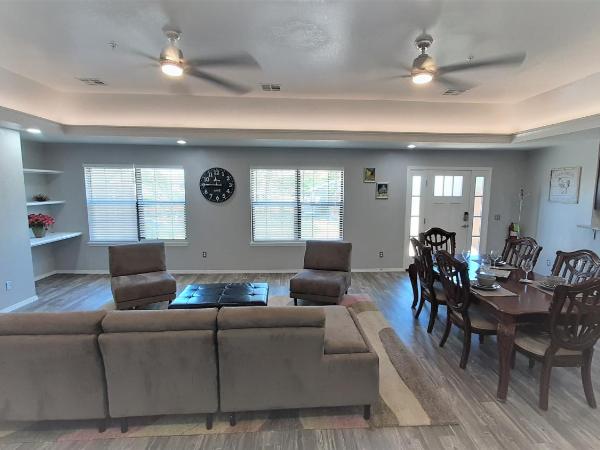 Private Bedroom Suite Communal House near Integris : photo 2 de la chambre chambre simple avec salle de bains privative