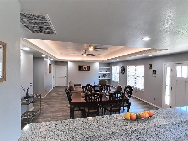 Private Bedroom Suite Communal House near Integris : photo 4 de la chambre chambre simple avec salle de bains privative