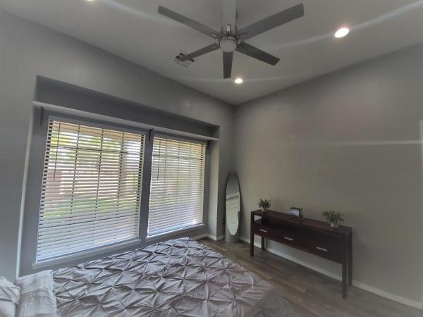 Private Bedroom Suite Communal House near Integris : photo 7 de la chambre chambre simple avec salle de bains privative