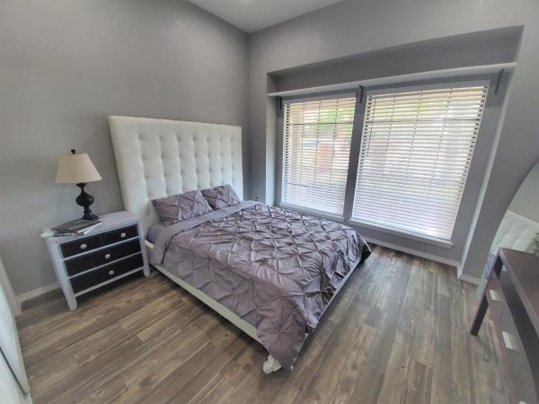 Private Bedroom Suite Communal House near Integris : photo 6 de la chambre chambre simple avec salle de bains privative