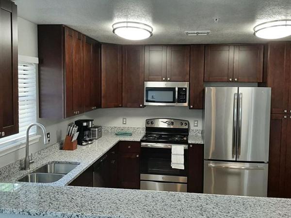 Private Bedroom Suite Communal House near Integris : photo 2 de la chambre chambre simple avec salle de bains privative