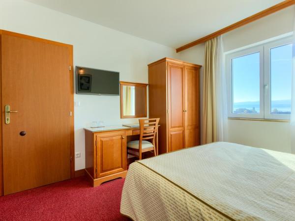 Hotel Villa Dvor : photo 2 de la chambre  chambre double avec vue sur la mer