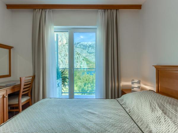 Hotel Villa Dvor : photo 5 de la chambre chambre double avec balcon et vue sur le fleuve