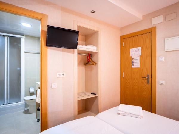 Hostal Fina : photo 4 de la chambre chambre lits jumeaux avec salle de bains privative