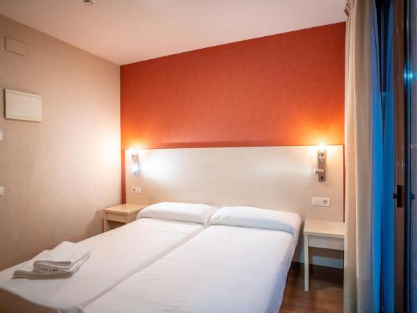 Hostal Fina : photo 3 de la chambre chambre lits jumeaux avec salle de bains privative